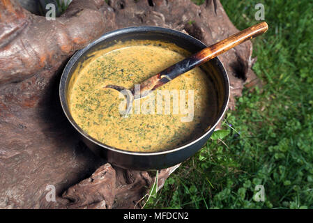 L'ortie fraîche sur un journal de refroidissement mash Banque D'Images