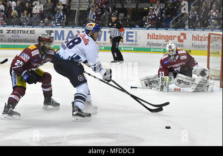 Berlin, Allemagne. Apr 24, 2018. 24 avril 2018, Allemagne, Berlin : DEL, Eisbaeren - Berlin Munich EHC Red Bulls, Champions Tour, Mercedes-Benz Arena de Munich : Frank Mauer (28) et Berlin's Michael Dupont (25) vie de la rondelle. Crédit : Paul Zinken/dpa/Alamy Live News Banque D'Images