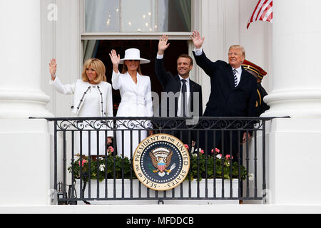 Washington, USA. Apr 24, 2018. Le Président américain Donald Trump (1e R), Première Dame Melania Trump (2L), le président français Emmanuel Macron (2e R) et son épouse Mme Brigitte Macron vague à la foule au cours de la cérémonie d'arrivée de l'État à la Maison Blanche à Washington, DC, États-Unis, le 24 avril 2018. Président français Emmanuel Macron mardi a proposé de travailler avec d'autres parties à conclure un nouveau pacte sur l'Iran. Cependant, la divergence bilatérale sur l'Iran et d'autres questions restent aussi sa visite d'État des États-Unis. Credit : Ting Shen/Xinhua/Alamy Live News Banque D'Images