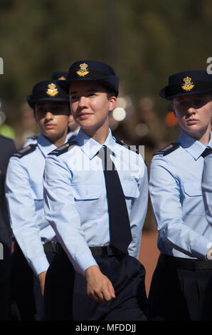 Canberra, Australie. Apr 25, 2018. Les cadets militaires mars à la cérémonie nationale qui se tient au Mémorial Australien de la guerre à l'occasion de l'Anzac Day à Canberra, Australie, le 25 avril 2018. Credit : Zhu Nan/Xinhua/Alamy Live News Banque D'Images