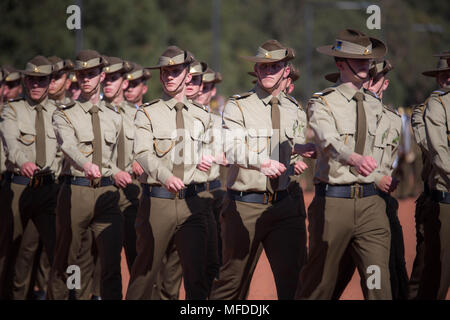 Canberra, Australie. Apr 25, 2018. Les cadets militaires mars à la cérémonie nationale qui se tient au Mémorial Australien de la guerre à l'occasion de l'Anzac Day à Canberra, Australie, le 25 avril 2018. Credit : Zhu Nan/Xinhua/Alamy Live News Banque D'Images