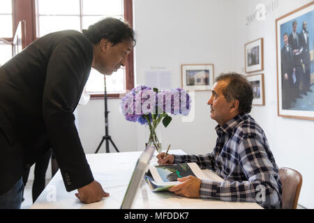 Berlin, Deutschland. Apr 15, 2018. Pete Souza/19, tournée de l'exposition et signature de livre avec Pete Souza, le photographe du président américain Barack Obama, et présentatrice TV Cherno Jobatey Les Kennedy au Musée le 15.04.2018. La culture, de la politique d'utilisation | Crédits dans le monde entier : dpa/Alamy Live News Banque D'Images