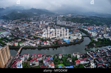 (180425) -- HANZHONG, 25 avril 2018 (Xinhua) -- photo aérienne prise le 23 avril 2018 montre Ningqiang Comté, nord-ouest de la Chine, Province du Shaanxi. Ningqiang comté a été frappé par un tremblement de terre qui centré dans le comté de Wenchuan, dans le sud-ouest de la province chinoise du Sichuan le 12 mai 2008. Après dix années de reconstruction, les conditions de vie a été améliorée et l'économie a fortement rebondi. Environ 113 sites de réinstallation ont été construites et d'environ 23 000 familles ont déménagé dans de nouvelles maisons. Environ 66 écoles ont été reconstruites et environ 268 nouveaux dispensaires de village ont été construites. (Xinhua/Tao Ming)(wsw) Banque D'Images