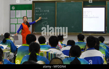 (180425) -- HANZHONG, 25 avril 2018 (Xinhua) -- Les élèves fréquentent une classe de Tianjin High School de Ningqiang dans Ningqiang Comté, nord-ouest de la Chine, dans la province de Shaanxi, du 24 avril 2018. Ningqiang comté a été frappé par un tremblement de terre qui centré dans le comté de Wenchuan, dans le sud-ouest de la province chinoise du Sichuan le 12 mai 2008. Après dix années de reconstruction, les conditions de vie a été améliorée et l'économie a fortement rebondi. Environ 113 sites de réinstallation ont été construites et d'environ 23 000 familles ont déménagé dans de nouvelles maisons. Environ 66 écoles ont été reconstruites et environ 268 nouveaux dispensaires de village ont été Banque D'Images