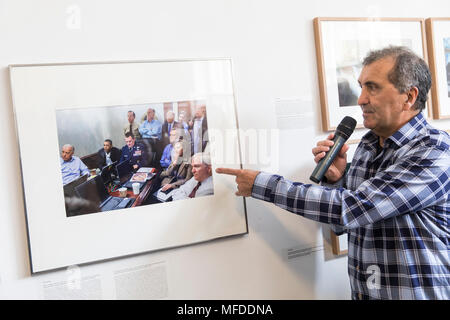 Berlin, Deutschland. Apr 15, 2018. Pete Souza/19, tournée de l'exposition et signature de livre avec Pete Souza, le photographe du président américain Barack Obama, à la Kennedy Museum le 15.04.2018. La culture, de la politique d'utilisation | Crédits dans le monde entier : dpa/Alamy Live News Banque D'Images