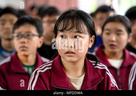 (180425) -- HANZHONG, 25 avril 2018 (Xinhua) -- Les étudiants assistent à un cours à la période automne reconstruit Middle School de Qingmuchuan Township dans le comté de Ningqiang, nord-ouest de la Chine, dans la province de Shaanxi, du 24 avril 2018. Ningqiang comté a été frappé par un tremblement de terre qui centré dans le comté de Wenchuan, dans le sud-ouest de la province chinoise du Sichuan le 12 mai 2008. Après dix années de reconstruction, les conditions de vie a été améliorée et l'économie a fortement rebondi. Environ 113 sites de réinstallation ont été construites et d'environ 23 000 familles ont déménagé dans de nouvelles maisons. Environ 66 écoles ont été reconstruites et environ Banque D'Images