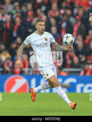 Liverpool, Royaume-Uni. 24 avril, 2018. 24 AVRIL 2018 , Anfield, Liverpool, Angleterre ; demi-finale de la Ligue des Champions de l'UAFA, première étape, Liverpool v Roma Aleksandar Kolarov roms ; de crédit : Nouvelles Images /Alamy Live News Banque D'Images