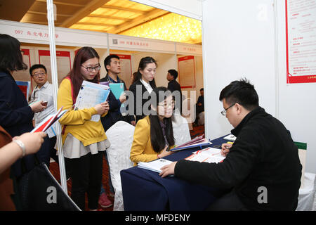 (180425) -- BEIJING, 25 avril 2018 (Xinhua) -- les chercheurs d'emploi pour vérifier l'information pendant un salon de l'emploi tenue à Beijing, capitale de Chine, le 25 avril 2018. Plus de 160 universités et collèges partout au pays ont pris part à la foire, offrant plus de 5 000 emplois. Plus de 1 500 doctorants sont inscrits à la juste, selon les organisateurs.(Xinhua/Zhang Cheng) (wyo) Banque D'Images