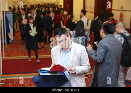 (180425) -- BEIJING, 25 avril 2018 (Xinhua) -- un emploi hunter vérifie les renseignements sur l'emploi pendant un salon de l'emploi tenue à Beijing, capitale de Chine, le 25 avril 2018. Plus de 160 universités et collèges partout au pays ont pris part à la foire, offrant plus de 5 000 emplois. Plus de 1 500 doctorants sont inscrits à la juste, selon les organisateurs.(Xinhua/Zhang Cheng) (wyo) Banque D'Images