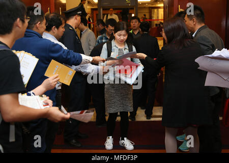 (180425) -- BEIJING, 25 avril 2018 (Xinhua) -- Les recruteurs donnent des renseignements sur l'emploi dépliants pour les chercheurs d'emploi au cours d'un salon de l'emploi tenue à Beijing, capitale de Chine, le 25 avril 2018. Plus de 160 universités et collèges partout au pays ont pris part à la foire, offrant plus de 5 000 emplois. Plus de 1 500 doctorants sont inscrits à la juste, selon les organisateurs.(Xinhua/Zhang Cheng) (wyo) Banque D'Images