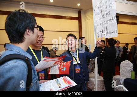 (180425) -- BEIJING, 25 avril 2018 (Xinhua) -- les chercheurs d'emploi pour vérifier l'information pendant un salon de l'emploi tenue à Beijing, capitale de Chine, le 25 avril 2018. Plus de 160 universités et collèges partout au pays ont pris part à la foire, offrant plus de 5 000 emplois. Plus de 1 500 doctorants sont inscrits à la juste, selon les organisateurs.(Xinhua/Zhang Cheng) (wyo) Banque D'Images