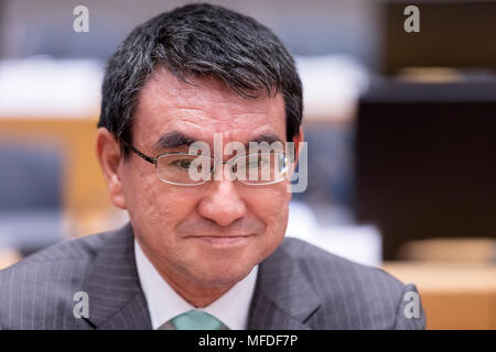 Bruxelles, Belgique. Apr 25, 2018. Le Ministre japonais des affaires étrangères Taro Kono assiste à une conférence sur "Soutenir l'avenir de la Syrie et de la région" au siège du Conseil de l'UE à Bruxelles, Belgique, le 25 avril 2018. Crédit : Monass/Xinhua/Alamy Live News Banque D'Images