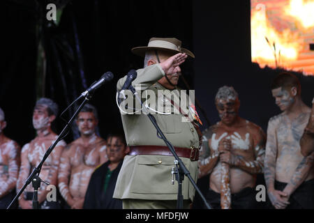 Sydney, Australie. 25 avril 2018. L'Assemblée a procédé à partir de mars digger couleur "Le bloc" à Redfern Park et a été suivie par le dépôt de couronnes et une cérémonie du Souvenir pour commémorer la participation des aborigènes et des insulaires de Torres en Australie tout droit des soldats d'efforts durant la guerre. Crédit : Richard Milnes/Alamy Live News Banque D'Images