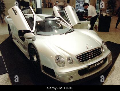 Une version de rue de la Mercedes CLK-GTR, développé par le raffineur voiture AMG, aufg. sur du 26.6.1998 dans le Musée Mercedes-Benz de Stuttgart. La version route de la vieille voiture coûte environ un million de points. Le groupe Daimler-Benz prendra plus de 51 % des actions de AMG GmbH (Affalterbach/Bade-wurtemberg) à compter du 1er janvier de l'année prochaine. Le reste des actions va vendre à la verticale en deux étapes à partir du 1er janvier 2009 à Daimler, dit Daimler-Benz AG le 26 juin avec. Avec l'acquisition de la voiture raffineur, Daimler s'installe dans l'essor du marché des voitures de sport haute performance. | conditions worl Banque D'Images