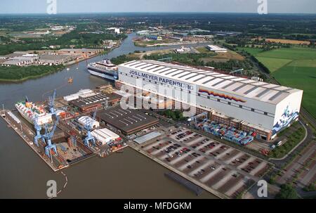 Vue sur le terrain de l'chantier Meyer de Papenburg, dont le bâtiment couvert juste dock le navire de croisière 'Mercury' (l) Diapositives, prises le 11.7.1997. Dans le monde d'utilisation | Banque D'Images