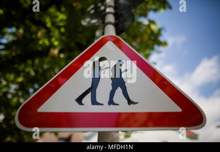 25 avril 2018, l'Allemagne, Reutlingen : une affiche mettant en garde contre "mombies' à côté d'une école. Le mot inventé est un mélange de "smartphone" et "Zombie" et est synonyme de gens qui marchent à travers les rues avec les yeux rivés sur leur téléphone. Photo : Christoph Schmidt/dpa Banque D'Images