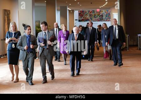 Organisation des Nations Unies, New York, USA, 24 avril 2018 - Le président d'Irlande Michael Higgins et épouse Sabina Coyne Au cours de la construction de la paix et le maintien de la paix réunions aujourd'hui au siège des Nations Unies à New York. Photo : Luiz Rampelotto/EuropaNewswire dans le monde d'utilisation | Banque D'Images