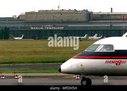 Une machine de la compagnie aérienne Eurowings sera une croisière sur la piste de l'aéroport de Berlin-Tempelhof, le 19 juin 1996. Dans l'arrière-plan sont les petits avions au hangar de l'aéroport. Selon la police de Berlin, actes de sabotage dans un avion et un hélicoptère ont été commis à Tempelhof. L'écrasement d'un Cessna de la compagnie charter privée 'Ailes' le 19 février à 7547 en Bavière peut également être attribué à l'acteur son compte. Dix personnes ont été tuées. Dans le monde d'utilisation | Banque D'Images