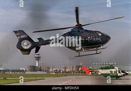 Un hélicoptère de type EC 135 d'Eurocopter décolle de la piste de l'aéroport Munich le 24.9.1997. À la suite de la police bavaroise obtient huit machines de ce nouveau type. En bas à droite l'ancien type BK 117. Avec l'appui du contrôle aérien, les hélicoptères peuvent atterrir et décoller même dans une mauvaise visibilité et à aftert. Dans le monde d'utilisation | Banque D'Images