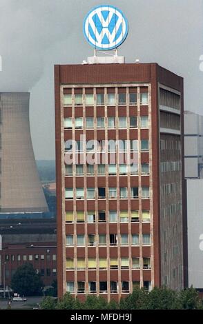 Vue sur le bâtiment administratif de la siège VW à Wolfsburg (photo à partir de 4.8.1993). Dans le litige avec le groupe américain General Motors (GM), Volkswagen AG a connu sa pire défaite jusqu'à présent. Le plus grand constructeur automobile en Europe ne peut être attrait devant le nous par GM pour dommages-intérêts dans les niveaux sans nom. Qui a décidé mardi soir d'une cour dans l'État américain du Michigan. Pour VW est un milliard de dollars montant en jeu. après la résolution, le prix d'actions VW s'est effondré en quelques heures. Arrière-plan de la plainte déposée en mars de cette année sont les allégations de GM et le Russelheimer Adam Opel AG, sa f Banque D'Images