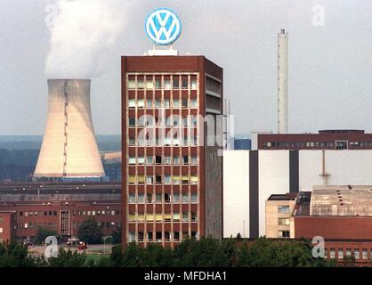 Vue du bâtiment administratif (M) du siège de VW à Wolfsburg (photo à partir de 4.8.1993). Dans le litige avec le groupe américain General Motors (GM), Volkswagen AG a connu sa pire défaite jusqu'à présent. Le plus grand constructeur automobile en Europe ne peut être attrait devant le nous par GM pour dommages-intérêts dans les niveaux sans nom. Qui a décidé mardi soir d'une cour dans l'État américain du Michigan. Pour VW est un milliard de dollars montant en jeu. après la résolution, le prix d'actions VW s'est effondré en quelques heures. Arrière-plan de la plainte déposée en mars de cette année sont les allégations de GM et le Russelheimer Adam Opel AG, h Banque D'Images