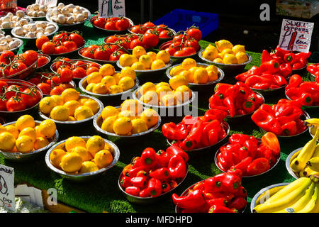 Bridport, Dorset, UK. 25 avril 2018. Un affichage coloré de fruits et légumes sur un marché décroche à Bridport Dorset dans les villes au cours du jour de marché le mercredi. Crédit photo : Graham Hunt/Alamy Live News Banque D'Images