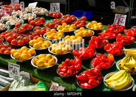 Bridport, Dorset, UK. 25 avril 2018. Un affichage coloré de fruits et légumes sur un marché décroche à Bridport Dorset dans les villes au cours du jour de marché le mercredi. Crédit photo : Graham Hunt/Alamy Live News Banque D'Images