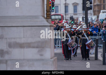 Londres, Royaume-Uni. 25 avril 2018. Les Royal Marines Band mène les anciens combattants et leurs proches - le prince Harry et Boris Johnson assister à un service commémoratif de l'Anzac Day au Cénotaphe, dans Whitehall. Crédit : Guy Bell/Alamy Live News Banque D'Images