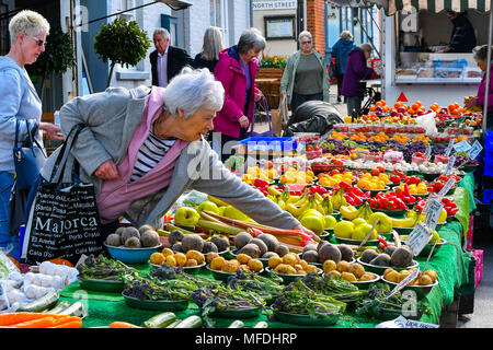 Bridport, Dorset, UK. 25 avril 2018. Un affichage coloré de fruits et légumes sur un marché décroche à Bridport Dorset dans les villes au cours du jour de marché le mercredi. Crédit photo : Graham Hunt/Alamy Live News Banque D'Images