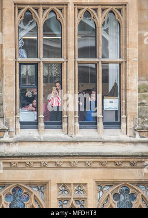 Londres, Royaume-Uni. 25 avril 2018. Les gens regarder royal arrivants dans les bureaux de l'Abbbey - Un service commémoratif de l'Anzac Day à l'abbaye de Westminster. Crédit : Guy Bell/Alamy Live News Banque D'Images