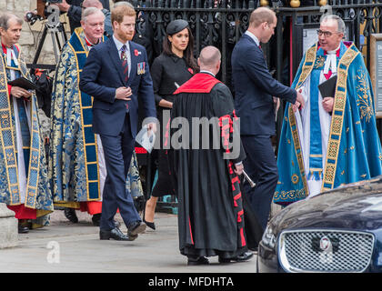 Londres, Royaume-Uni. 25 avril 2018. Princes William et Harry et Meghan Markle quitter l'abbaye et remercie le clergé - Un service commémoratif de l'Anzac Day à l'abbaye de Westminster. Crédit : Guy Bell/Alamy Live News Banque D'Images