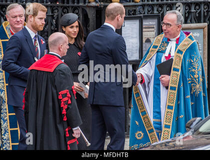Londres, Royaume-Uni. 25 avril 2018. Princes William et Harry et Meghan Markle quitter l'abbaye et remercie le clergé - Un service commémoratif de l'Anzac Day à l'abbaye de Westminster. Crédit : Guy Bell/Alamy Live News Banque D'Images