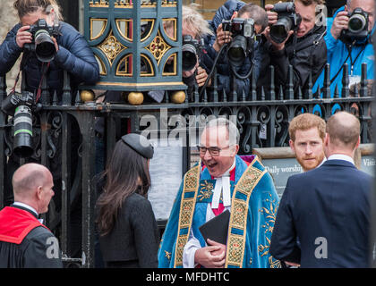 Londres, Royaume-Uni. 25 avril 2018. Princes William et Harry et Meghan Markle quitter l'abbaye et remercie le clergé - Un service commémoratif de l'Anzac Day à l'abbaye de Westminster. Crédit : Guy Bell/Alamy Live News Banque D'Images