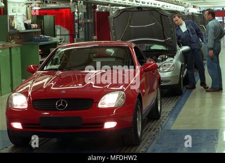 La première SLK voitures sport de la série sont en cours de production à l'usine Mercedes-Benz à Brême (enregistrée le 14.6.96). Chaque jour, 14 roadsters deux places avec un toit escamotable en acier, qui peut être incliné à l'intérieur de 25 secondes sur simple pression d'un bouton, sont créés chaque jour. La production du SLK remplace le modèle précédemment construit-T à Brême et fixe 1 500 13 586 de l'ensemble des emplois de l'premier employeur privé de l'état de Brême. La prestation de l'Flitzer est prévue pour le 14 septembre. Les quatre mètres de long donne des voitures de sport avec 136 ou 193 Banque D'Images