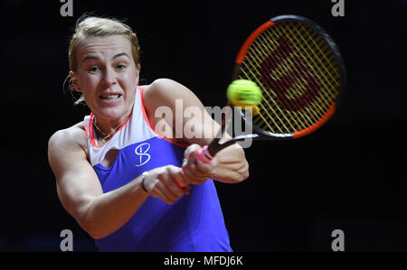 25 avril 2018, Allemagne, Stuttgart : Tennis : WTA-Tour - Stuttgart, des célibataires, des femmes. Anastasia Pavlyuchenkova de Russie en action contre clefs de la France. Photo : Marijan Murat/dpa Banque D'Images