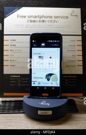 Smartphone libre service pour les clients est vue à Henn-na Hôtel Intercontinental Tokyo Bay le 25 avril 2018, Tokyo, Japon. La nouvelle branche de Henn-na Hôtel, qui se traduit littéralement par ''bizarre '', l'hôtel est situé près de l'immeuble du World Trade Centre et de la gare de Hamamatsucho. Il est géré par l'homme et utilise des robots programmés pour assister les clients en anglais, chinois, coréen et japonais. Agence de voyage japonais exploite l'est vu attribuer de hôtel qui dispose de 14 étages et 118 chambres, avec des tarifs à partir de JPY12,000 par nuit. Le nouvel hôtel dispose d'une IA (Intelligence Artificielle) Clinique dentaire avec Robot, dermatologie et Banque D'Images