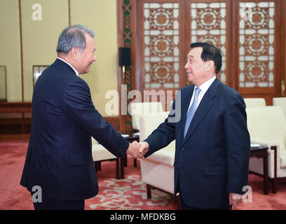 Beijing, Chine. Apr 25, 2018. Wang Chen (R), vice-président du Comité permanent de l'Assemblée populaire nationale (APN), se réunit avec Tsuneo Kita, président du groupe de presse Nikkei du Japon dans le Grand Hall du Peuple à Beijing, capitale de Chine, le 25 avril 2018. Credit : Zhang Ling/Xinhua/Alamy Live News Banque D'Images