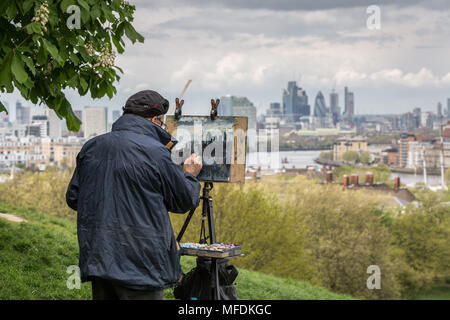 Londres, Royaume-Uni. 25 avril, 2018. Météo France : un bon artiste peint le paysage de ville, y compris le Gherkin et Cheesegrater bâtiments de Greenwich Park sur un ciel nuageux l'après-midi. Crédit : Guy Josse/Alamy Live News Banque D'Images