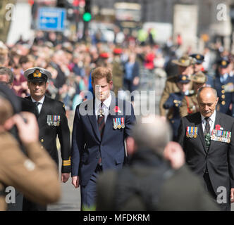 Le Cénotaphe de Whitehall, Londres, Royaume-Uni. 25 avril, 2018. Service de l'Anzac Day est tenue au cénotaphe de 11h00 à Londres avec le prince Harry. Credit : Malcolm Park/Alamy Live News. Banque D'Images