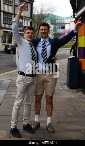 Swansea, Pays de Galles, Royaume-Uni. 25 avril 2018 Les étudiants en photo sur l'Éolienne du Swansea St, bénéficiant eux-mêmes de l'avant du Welsh Varsity match de rugby bouclier entre les universités de Cardiff et de Swansea au Liberty Stadium, qui a été le point culminant d'une journée dans la ville, plein d'événements sportifs entre les deux universités de la Nouvelle-Galles du Sud. Les étudiants de Swansea, de gauche, Regan Callender et Cormac Barry représenté sur Wind St. Crédit : Robert Melen/Alamy Live News. Banque D'Images