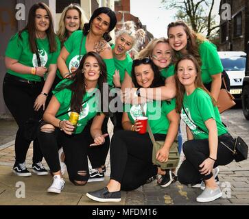 Swansea, Pays de Galles, Royaume-Uni. 25 avril 2018 Les étudiants en photo sur l'Éolienne du Swansea St, bénéficiant eux-mêmes de l'avant du Welsh Varsity match de rugby bouclier entre les universités de Cardiff et de Swansea au Liberty Stadium, qui a été le point culminant d'une journée dans la ville, plein d'événements sportifs entre les deux universités de la Nouvelle-Galles du Sud. Sur la photo, un groupe d'étudiants de l'université de Swansea. Crédit : Robert Melen/Alamy Live News. Banque D'Images