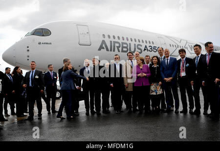 25 avril 2018, l'Allemagne, Schönefeld:chancelier allemand de l'Union chrétienne-démocrate (CDU), Angela Merkel, posant pour une photo devant un Airbus A350 à l'exposition à l'Aérospatiale (ILA). 1100 exposants venus de 41 pays présentent de nouvelles innovations sur les avions. Photo : Britta Pedersen/dpa-Zentralbild/dpa Banque D'Images