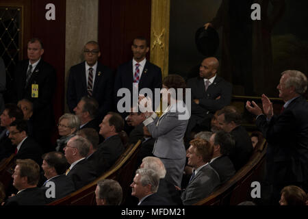 25 avril 2018 - Washington, District de Columbia, États-Unis d'Amérique - Etats-Unis Le Sénateur Susan Collins, Républicain du Maine, et le sénateur Angus King, indépendante de l'État du Maine, se lever et applaudir alors que de nombreux membres du Congrès républicain s'asseoir après un commentaire du président français Emmanuel Macron comme il fournit une adresse commune au Congrès des Etats-Unis, à l'United States Capitol à Washington, DC Le 25 avril 2018. Crédit : Alex Edelman / CNP (crédit Image : © Alex Edelman/CNP via Zuma sur le fil) Banque D'Images