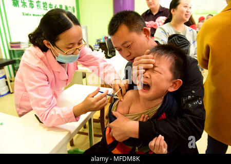 Shijiazhuang, Chine. Apr 25, 2018. Un jeune garçon pleure pendant qu'il reçoit la vaccination à un centre de contrôle des maladies à Shijiazhuang, Chine du Nord, Province de Hebei. Crédit : SIPA Asie/ZUMA/Alamy Fil Live News Banque D'Images