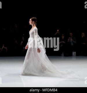 Barcelone, Espagne. 25 avril, 2018. A model au Carlo Pignatelli montrer lors de la Barcelona Bridal Week 2018. Crédit : Jordi Boixareu/Alamy Live News Banque D'Images