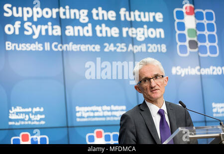 Bruxelles, Belgique. Apr 25, 2018. Sous-secrétaire général des Nations Unies pour les affaires humanitaires Mark Lowcock parle au cours d'une conférence de presse après la conférence sur "Soutenir l'avenir de la Syrie et de la région" au siège du Conseil de l'UE à Bruxelles, Belgique, le 25 avril 2018. Crédit : Monass/Xinhua/Alamy Live News Banque D'Images