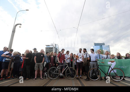 Prague, République tchèque. 25 avril, 2018. Les gens assistent à un blocus symbolique de Liben Pont de Prague, le Mercredi, Avril 24, 2018. Le Conseil de la ville de Prague a approuvé le plan d'hier à déroulez le 90-year-old Liben pont qui traverse la rivière Vltava (Moldau) dans la partie nord de la ville en raison de son mauvais état technique et à permettre son remplacement par un nouveau pont. Le projet exige toujours le consentement de l'Assemblée municipale, qui est de voter jeudi. Photo : CTK/Alamy Live News Banque D'Images