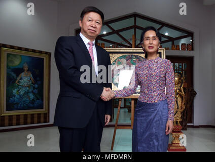 Nay Pyi Taw, le Myanmar. Apr 25, 2018. Chef du département international du Parti communiste chinois (PCC) Comité Central Song Tao (L), serre la main avec le Myanmar, Conseiller d'Etat Aung San Suu Kyi lors de leur réunion à Nay Pyi Taw, le Myanmar, le 25 avril 2018. Credit : U Aung/Xinhua/Alamy Live News Banque D'Images