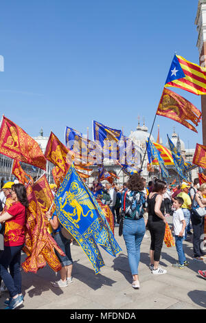 Venise, Vénétie, Italie. 25 avril 2018. Festivités de la Place St Marc marquant le jour de la libération (Festa della Liberazione) commémoration de la fin de la Seconde Guerre mondiale et l'occupation nazie de l'Italie et commémorant leurs soldats tombés. Pour Venise c'est aussi la fête de Saint Marc (Festa di San Marco) le saint patron de la ville marquant l'anniversaire de sa mort en 68 A.D. festivités sont centrées autour de la Piazza San Marco et de la Basilique de San Marco. MCpics Crédit/Alamy Live News Banque D'Images