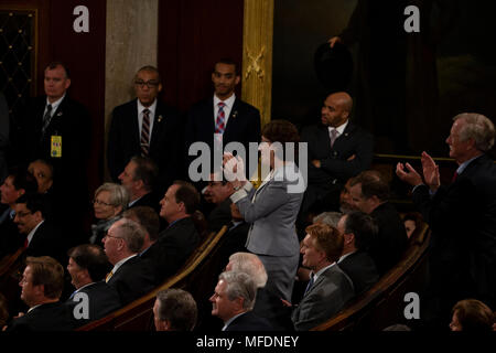 États-unis le sénateur Susan Collins, Républicain du Maine, et le sénateur Angus King, indépendante de l'État du Maine, se lever et applaudir alors que de nombreux membres du Congrès républicain s'asseoir après un commentaire du président français Emmanuel Macron comme il fournit une adresse commune au Congrès des Etats-Unis, à l'United States Capitol à Washington, DC Le 25 avril 2018. Crédit : Alex Edelman / CNP /MediaPunch Banque D'Images